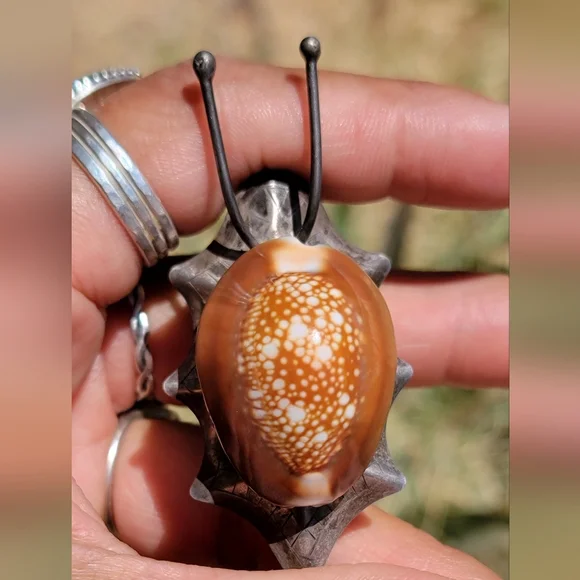 *RARE* epic genuine cowrie shell 925 sterling silver snail brooch
